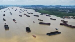 u3-potret-lalu-lintas-muatan-batu-bara-di-sungai-mahakam-samarinda_169-1