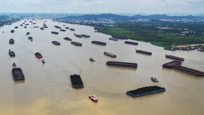 u3-potret-lalu-lintas-muatan-batu-bara-di-sungai-mahakam-samarinda_169-1